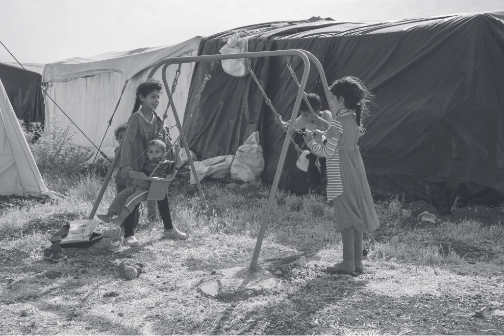 Children playing in front of Makani